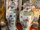 de nombreux vases exposés dans une vitrine