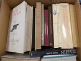 une boîte remplie de livres posée sur une table