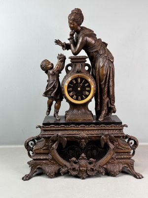 GRANDE PENDULE en régule et marbre noir.