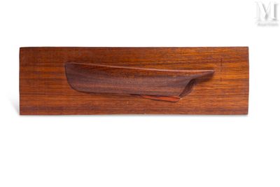 un bateau en bois posé sur une planche de bois