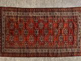 un tapis rouge et noir à motifs