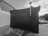 photographie en noir et blanc d'une boîte noire dans un parking