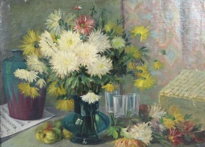 une peinture représentant un vase de fleurs et de fruits sur une table