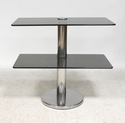 un gros plan d'une table en verre avec un piètement en métal