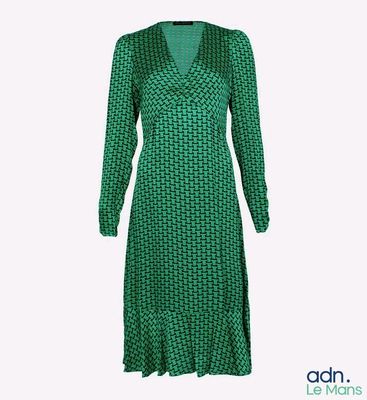 La robe est verte et comporte un motif.