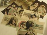 beaucoup de vieilles photos de femmes sur la table