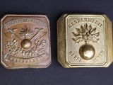 paire d'étuis à cigarettes anciens en laiton avec emblème de la feuille d'érable