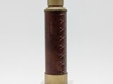 une photo d'un porte-briquet en laiton et cuir