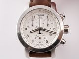 Gros plan sur une montre-bracelet avec un bracelet marron