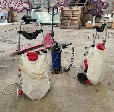 deux sacs remplis d'eau sont posés par terre