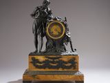 une statue représentant un homme et une femme tenant une horloge