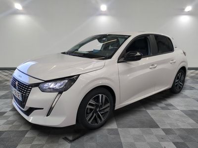 une voiture blanche garée dans une pièce au sol en damier