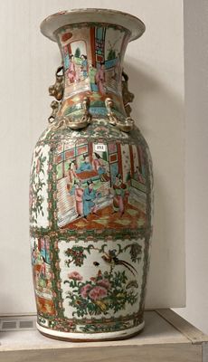 un vase posé sur une étagère dans une pièce