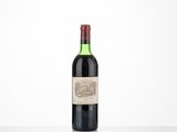la bouteille de vin est posée sur la table sur fond blanc