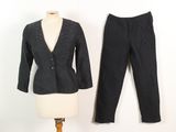 une photo d'un costume et d'un pantalon sur un mannequin