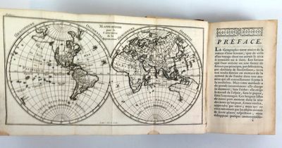 un vieux livre sur lequel figure une carte du monde