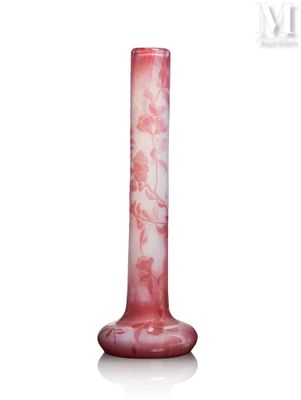 un vase en verre orné d'un motif de fleurs roses