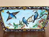une photo d'une boîte décorative ornée d'oiseaux