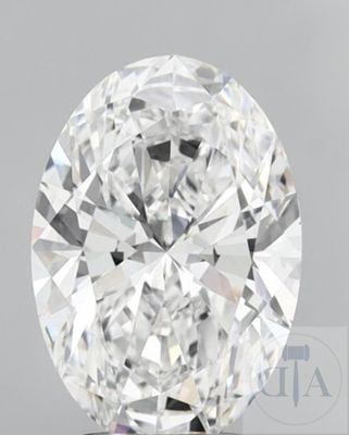 gros plan d'un diamant sur une surface blanche