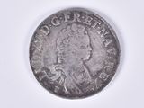 gros plan d'une pièce de monnaie sur une surface blanche avec un fond blanc