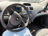 un volant et un tableau de bord de voiture dans un parking