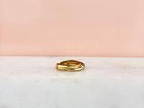 une bague en or posée sur un comptoir en marbre