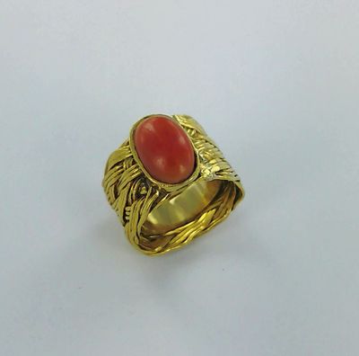 l'image d'une bague en or contenant une pierre rouge