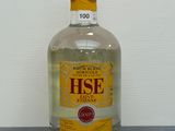 une bouteille d'alcool posée sur une table