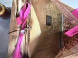 une paire de ciseaux roses rangée dans un sac marron