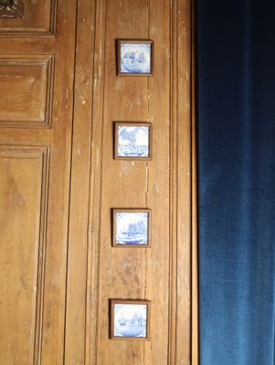 quatre assiettes bleues et blanches accrochées au mur d'une pièce