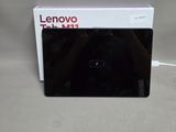 Quelqu'un prend une photo de l'arrière d'une tablette Lenovo