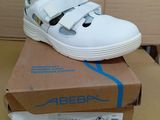 une boîte sur laquelle est posée une paire de chaussures