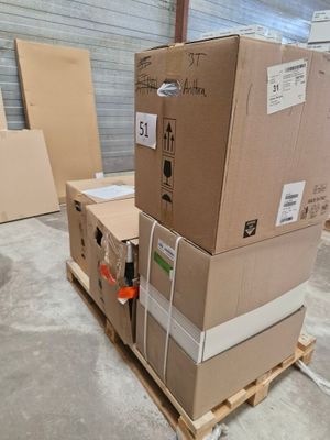 une pile de boîtes sur une palette dans un entrepôt