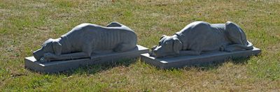 deux statues de rhinocéros couchées dans l'herbe