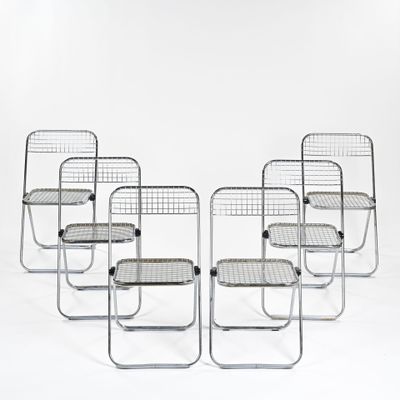 lot de quatre chaises en acier chromé avec assises tressées
