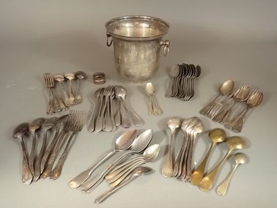 beaucoup de cuillères et de couverts en argent sur la table