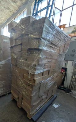 une grande pile de cartons sur une palette dans un entrepôt