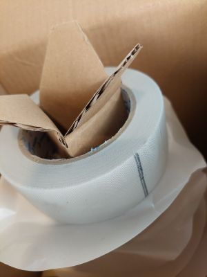 un rouleau de papier toilette posé sur les toilettes