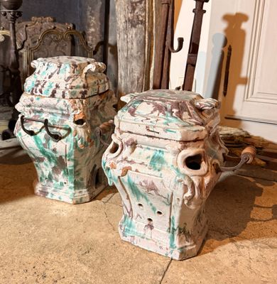 deux vases posés l'un à côté de l'autre sur le sol