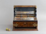 une petite boîte en bois avec un couvercle, sur fond blanc