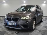 La BMW X1 est garée dans un showroom dont le sol est en damier.