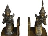 paire de serre-livres anciens en laiton ornés de figures asiatiques