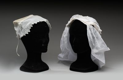deux têtes de mannequins noires recouvertes de voiles blancs