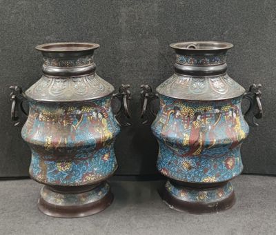 CHINE XXe siècle Paire de vases en émaux cloisonnés à décor …