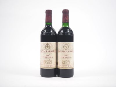 deux bouteilles de vin posées l'une à côté de l'autre sur une surface blanche