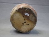 un gros plan d'un vase sur lequel est collé un autocollant