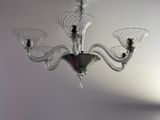 un lustre en verre suspendu au plafond d'une pièce