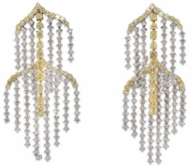 une paire de boucles d'oreilles en diamant et en or 18 carats