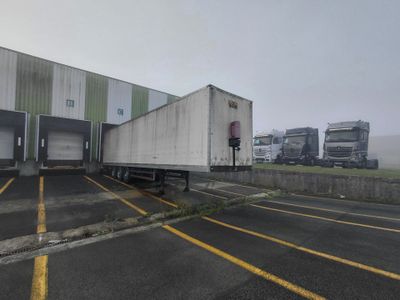 un camion garé devant un bâtiment