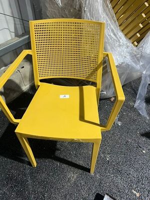 une chaise jaune posée devant une fenêtre